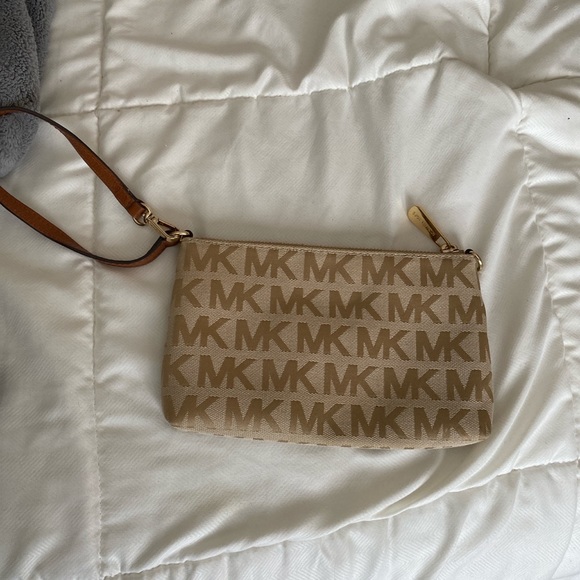 Michael Kors Wristlet - barely used - Picture 2 of 4